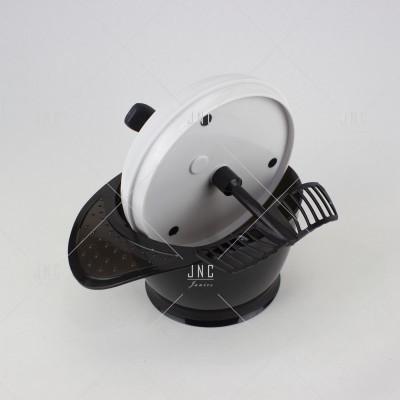 Panela preta com tampa branca e grelha preta