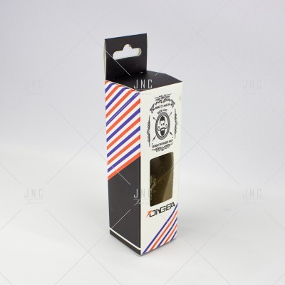 Embalagem de cartão preta, branca com riscas diagonais vermelhas, brancas e azuis e janela transparente