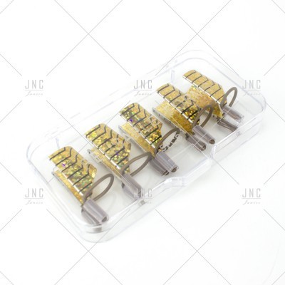 Conjunto de cinco lâmpadas LED douradas em embalagem plástica