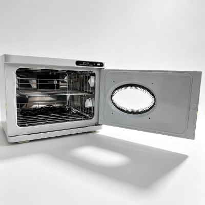 Micro-ondas branco com porta aberta e interior metálico