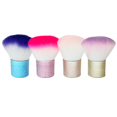 Quatro pincéis de maquilhagem coloridos com cabos metálicos brilhantes