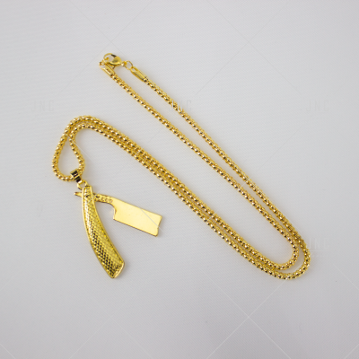 Colar dourado com pendente de faca e placa retangular