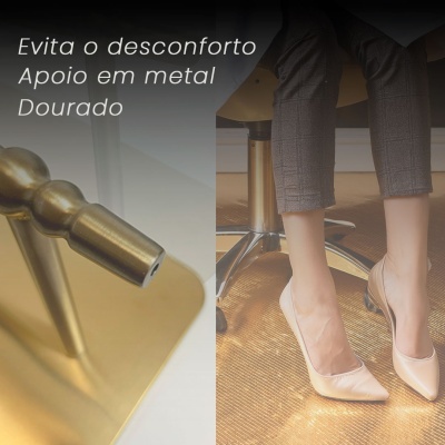 Apoio em metal dourado e pernas femininas com sapatos nude e calças cinzentas