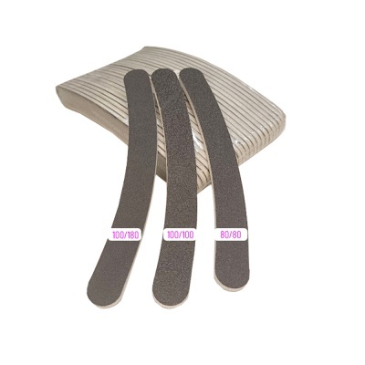 Três lixas para unhas curvas com texturas e números distintos sobre superfície riscada