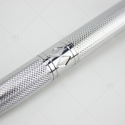 Caneta metálica prateada com padrão texturizado e losangos em relevo