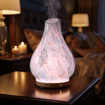 Difusor de aromaterapia rosa e cinza com base em madeira numa mesa perto da cama