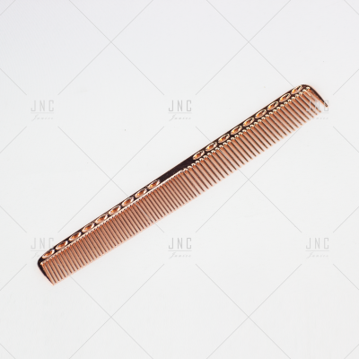 Pente castanho com padrão decorativo sobre fundo branco