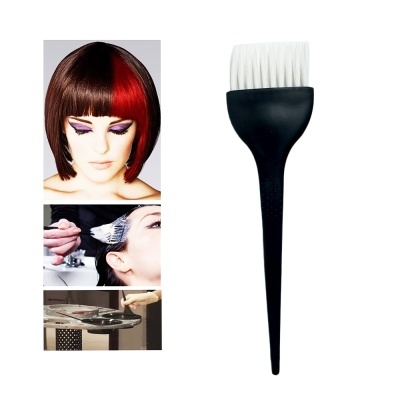 Pincel preto com cerdas brancas para coloração de cabelo ao lado de fotos mostrando processo e resultado de tintura