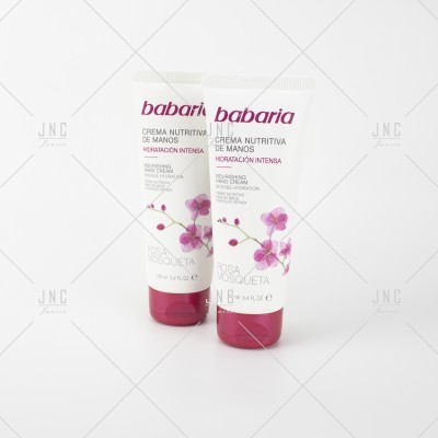 Dois tubos de creme de mãos Babaria com flores rosas e tampa cor vinho