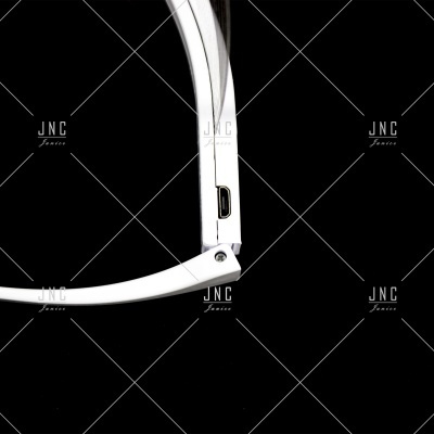Braço branco de óculos com entrada USB