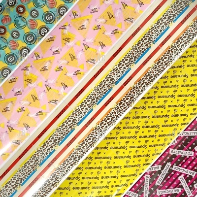 Rolos de papel de embrulho coloridos com diferentes padrões e textos