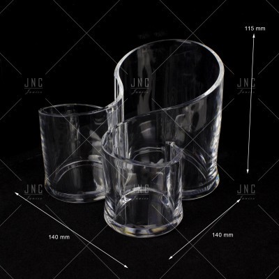 Conjunto de três copos de vidro transparente em fundo preto com medições visíveis.