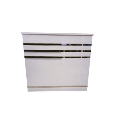 Móvel branco com faixas horizontais espelhadas