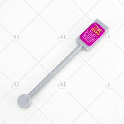 Haste cinzenta com etiqueta roxa Cat eyes sobre fundo branco