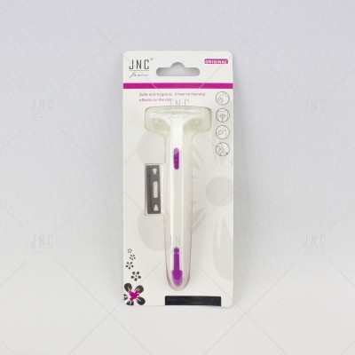 Raspa pele facial JNC em embalagem branca com cabo branco e detalhes roxos
