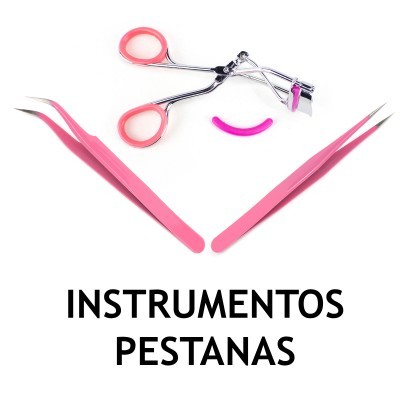Conjunto de instrumentos para pestanas com pinças e curvador em fundo branco