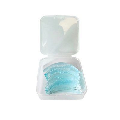 Estojo transparente com peças curvas azuis