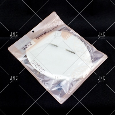 Máscara branca de proteção em embalagem plástica transparente sobre fundo preto