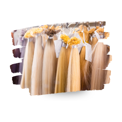 Mechões de cabelo loiro e castanho claro pendurados em cabides metálicos com etiquetas