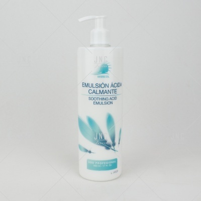 Frasco branco com doseador pump contendo emulsão ácida calmante com etiqueta azul e texto azul e preto.