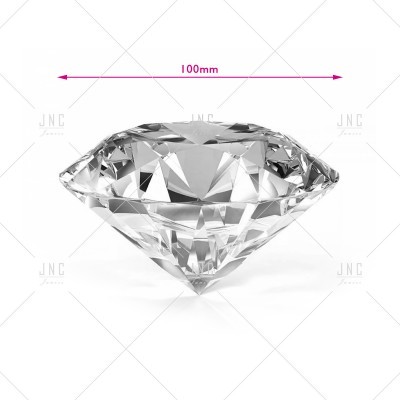 Diamante sintético ou cristal transparente facetado com 100 mm de largura sobre fundo branco