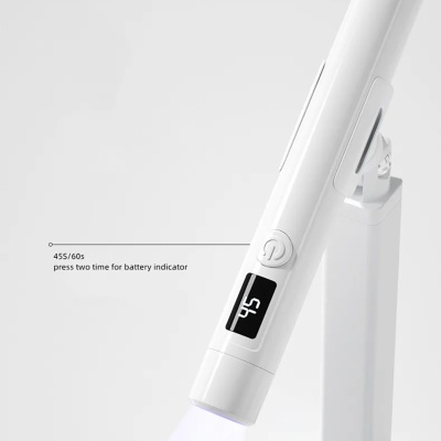 Escova de dentes elétrica branca com visor digital e instruções em texto