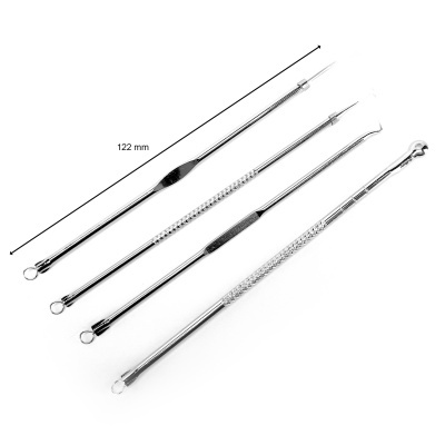 Conjunto de quatro instrumentos metálicos prateados para cuidados pessoais em fundo branco