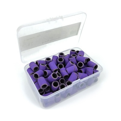 Estojo de plástico com lixas de unha roxas e pretas.