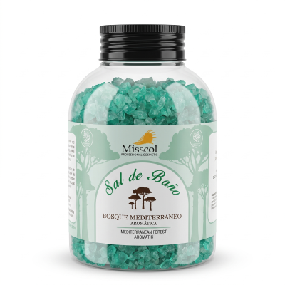 Frasco transparente com cristais de sal de banho verde-azulados e rótulo com texto Misscol Sal de Baño Bosque Mediterráneo