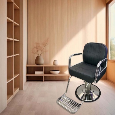 Cadeira de barbearia preta em sala de madeira clara com prateleiras e janela