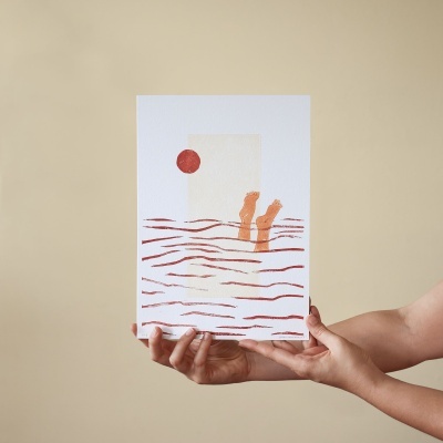 Cartaz com ilustração minimalista de pernas e sol em fundo bege