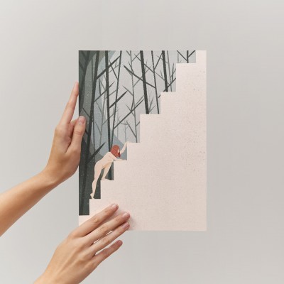 Cartão postal com arte de escada branca e figura feminina subindo, árvores ao fundo