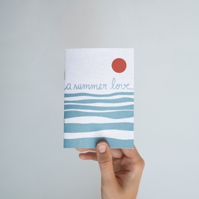 Cartão ilustrado com ondas, sol e texto 'a summer love'