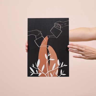 Cartaz decorativo minimalista com mãos vertendo líquido sobre formas abstratas e folhas brancas