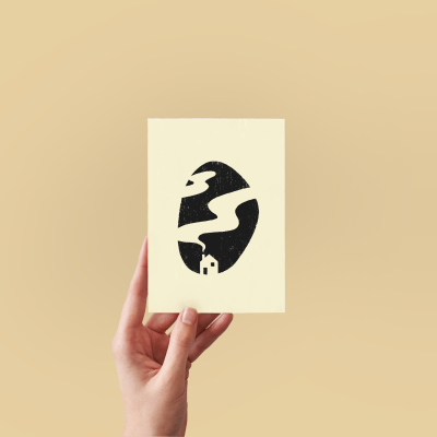 Cartão branco com ilustração preta de paisagem oval segurado por uma mão