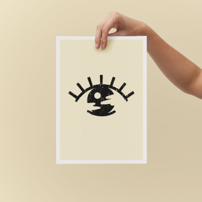 Cartão branco com ilustração preta de um olho estilizado, fundo bege