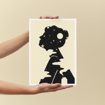 Pôster artístico com silhueta preta de mulher com estrelas e lua, segurado por mãos