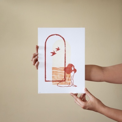 Cartaz artístico com silhueta humana, arco e pássaros