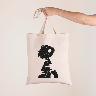 Saco de tecido branco com estampa preta de silhueta feminina com estrelas e lua