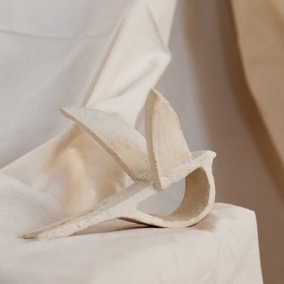 Escultura em forma de pássaro bege claro