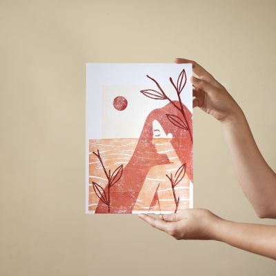 Cartaz ilustrado com figura feminina e plantas em tons quentes