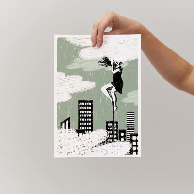 Cartaz com ilustração de mulher em pé sobre edifícios em cenário urbano