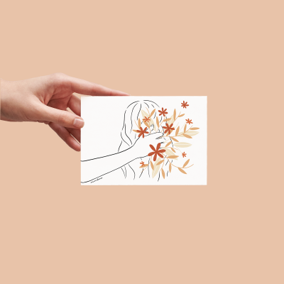 Cartão ilustrado com figura feminina e flores em tons castanhos e bege
