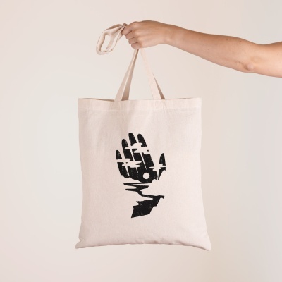 Saco de tecido creme com estampa preta de mão estilizada