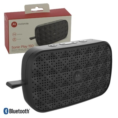 Coluna Bluetooth preta Motorola Sonic Play 150 com embalagem ao fundo