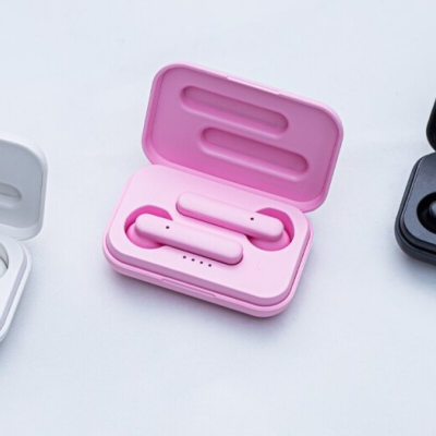 Conjuntos de auriculares Bluetooth em caixas branco, rosa e preto abertas