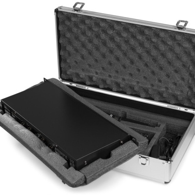 Amplificador preto dentro de mala prateada com interior de espuma