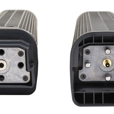 Duas peças eletrónicas retangulares com carcaça preta e superfícies frontais de metal