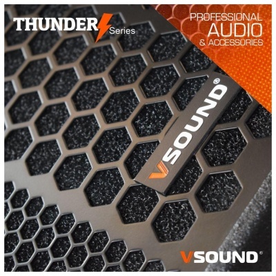 Grade hexagonal preta de equipamento de áudio com selo V SOUND e textos promocionais