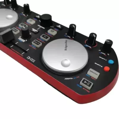 Controlador DJ preto e vermelho com discos prateados e botões coloridos